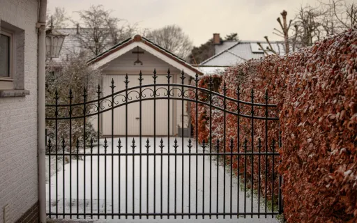 Kerítés és garázskapu: amikor a funkcionalitás és a megjelenés együtt számít